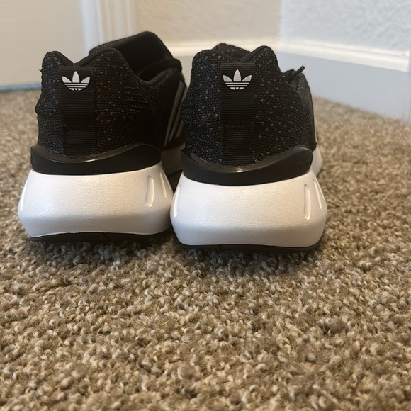 Adidas Swift Run 22’s - Picture 4 of 5